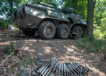 Украински бойци се похвалиха със заловен брониран автомобил, който сега се бори срещу нашествениците