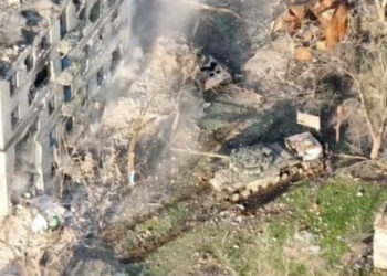 Азовските бойци показаха как руснаците стрелят по жилищни сгради в Мариупул от танк