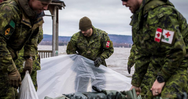 Канада изпрати самолет с нелетални оръжия и инструктори в Украйна