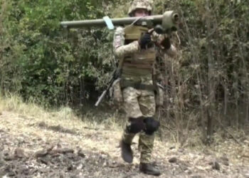 Лвовски парашутници унищожиха хеликоптер и четири руски бронирани превозни средства