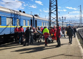Първият влак с хора, евакуирани от Краматорск пристигна в Лвов