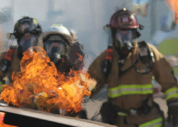 Пожари избухнаха в две селища на квартал Золочив