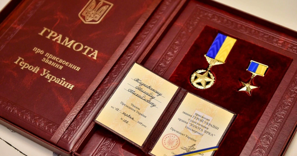 Президент награждава 12 военнослужещ със званието Герой и разказва историите им за война