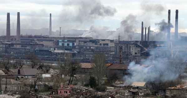 Руснаците бомбардират Азовстал въпреки инструкциите да не щурмират индустриалната зона на Мариупул