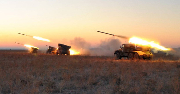 Руснаците дърпат артилерията към линията на контакт в Донбас