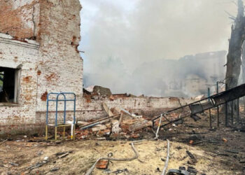 Руснаците стартираха въздушен удар върху училищата в Новгород-Северски (снимка)