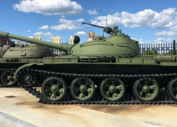 Руснаците започнаха да използват 50-годишни танкове в Украйна – британското разузнаване