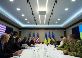 Секретарят по отбраната и държавният секретар на САЩ тайно посещават Киев