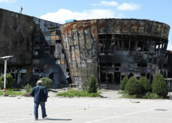 Склад на руските военни с разграбен имот изгорял в Мариупул