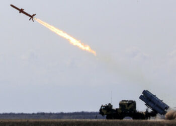 Украински военни в Донбас свалиха руски хеликоптер и атакуваха самолети