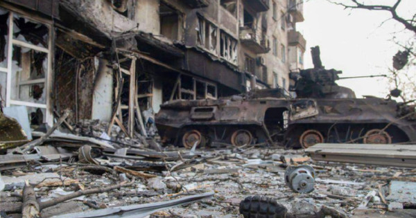 В Мариупул нашественици изграждат нов "човешки щит" от модулни къщи