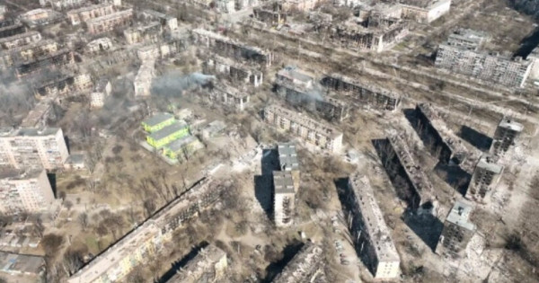 В Мариупул руснаците, заплашващи да стрелят, като насилват цивилни да носят бели ленти за ръка