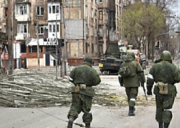 В окупираните Мариупул руснаците и сътрудниците масово крадат оцелели коли