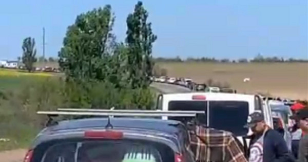 В региона Херсон руснаците държат хиляди коли с украини за четвъртия ден