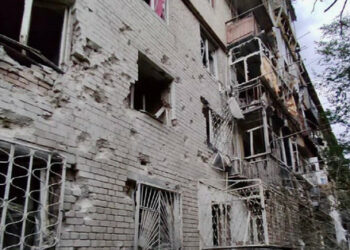 В резултат на нощното обстрелване на Никопол руснаците повредиха 12 високи сгради