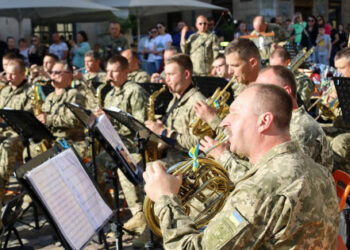 Военен оркест събра пари за въоръжените сили на Украйна по време на благотворителен концерт в центъра на Лвов