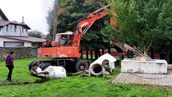 Съветски паметник е демонтиран в района на Лвов на мястото на стрелбата в семейство Шептицки