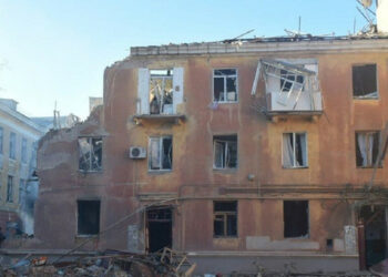 Руски удар на триетажна сграда в Словянск уби трима души