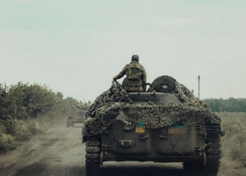 Украинските защитници отблъскват вражеските атаки в осем населени места