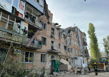 Изпод развалините на разрушената пететажна сграда в Николаев загинаха двама души.