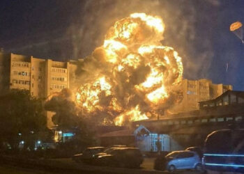 В Русия военен самолет с пълни боеприпаси падна върху висока сграда