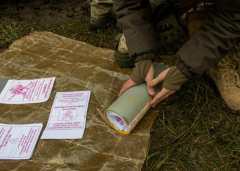 Бойците на USN близо до Бахмут пуснаха листовки на вражеските позиции, призоваващи за капитулация