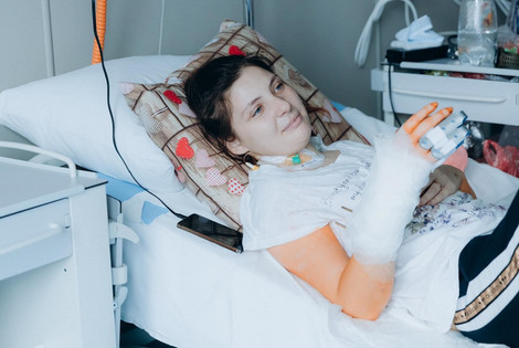 Изписано е момиче от болницата, което след като е ранено, претърпява 35 операции