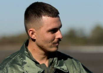 Зеленски връчи званието "Герой на Украйна" на военен пилот с позивна "Карая"