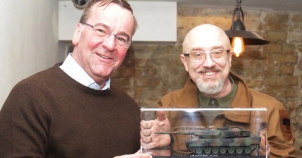 Германският министър на отбраната донесе играчка "Леопард 2" в Киев