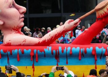 Путин в кървава вана вана на традиционен парад в Германия. Снимка на деня