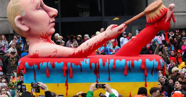 Путин в кървава вана вана на традиционен парад в Германия. Снимка на деня