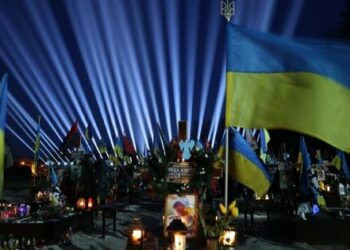 В памет на украинските герои в Лвов светлинните лъчи бяха изстреляни в небето