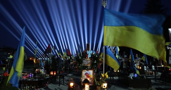 В памет на украинските герои в Лвов светлинните лъчи бяха изстреляни в небето