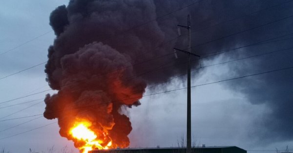 В района на Белгород, след удар, промишлено предприятие се запали (видео)