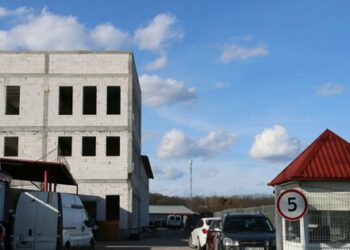 «Це було, як фільм жахів»: як львівське СТО живе через рік після ракетного удару