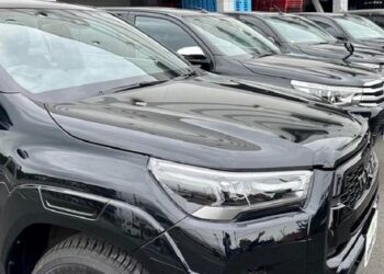 Японські депутати зі своїх зарплат купили для ЗСУ 20 пікапів