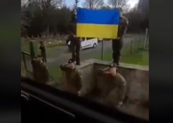 Британські військові урочисто провели бійців ЗСУ перед відправкою на фронт. Відео дня