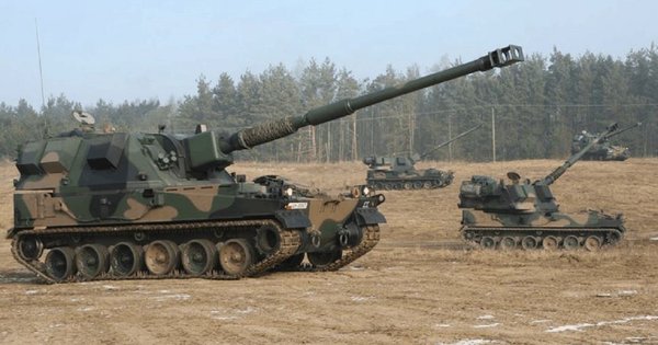 Залужний показав роботу польських самохідних гаубиць AHS Krab