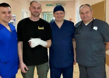 Львівські хірурги врятували 25-річному бійцю зі Львова розтрощену руку
