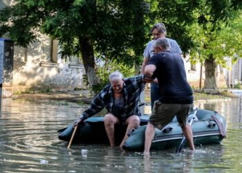 ЗМІ показали, як відбувається евакуація в Херсоні після підриву Каховської ГЕС