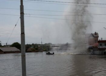 Росія обстріляла затоплений Херсон під час евакуації населення