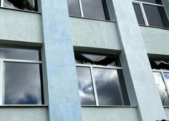 На Хмельниччині уламки збитого дрона пошкодили 12 будинків і школу