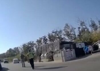 У Харкові чоловіки у військовій формі погрожували зброєю загону на блокпосту