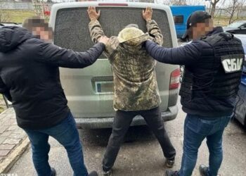 СБУ у Києві затримала двох колаборантів, які намагались ошукати родичів військовополонених