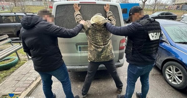 СБУ у Києві затримала двох колаборантів, які намагались ошукати родичів військовополонених