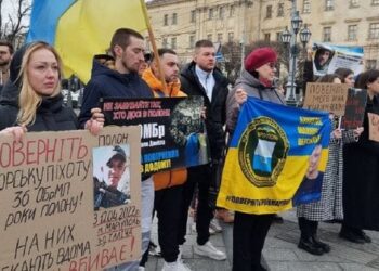 Кілька десятків родичів полонених бійців вийшли на акцію в центрі Львова