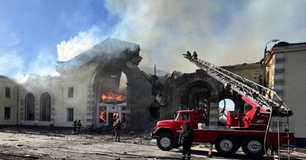 Росіяни зруйнували ракетами С-300 залізничний вокзал в Костянтинівці