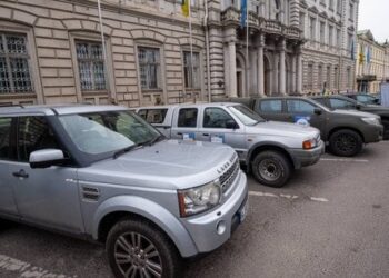 Британські фермери привезли 27 позашляховиків для захисників зі Львівщини