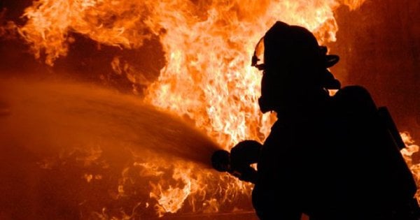 Рятувальники Львівщини 13 годин гасили пожежу на атакованому об’єкті інфрастуктури