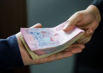 Суд оштрафував військову, яка передала голові ВЛК $2 тис. хабара від прикарпатця